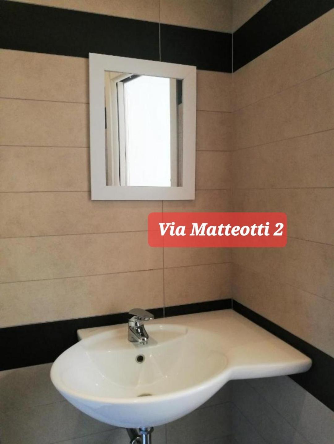 Via Matteotti & Via Carracci Apartments โบโลญญา ภายนอก รูปภาพ